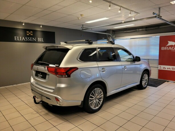 mitsubishi-outlander-plug-in-petrol-2021-big-3