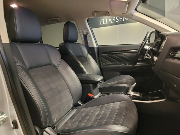 mitsubishi-outlander-plug-in-petrol-2021-big-12