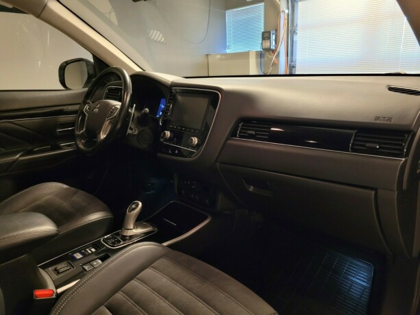 mitsubishi-outlander-plug-in-petrol-2021-big-13