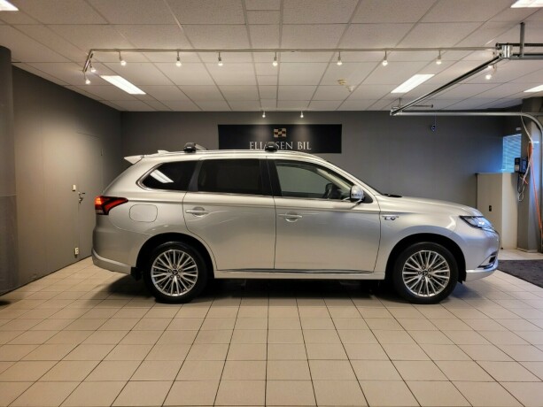 mitsubishi-outlander-plug-in-petrol-2021-big-2