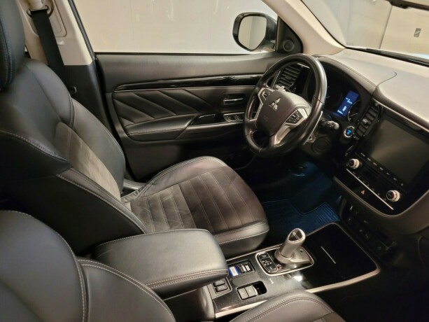 mitsubishi-outlander-plug-in-petrol-2021-big-14