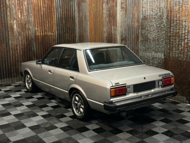 toyota-carina-bensin-1980-big-10
