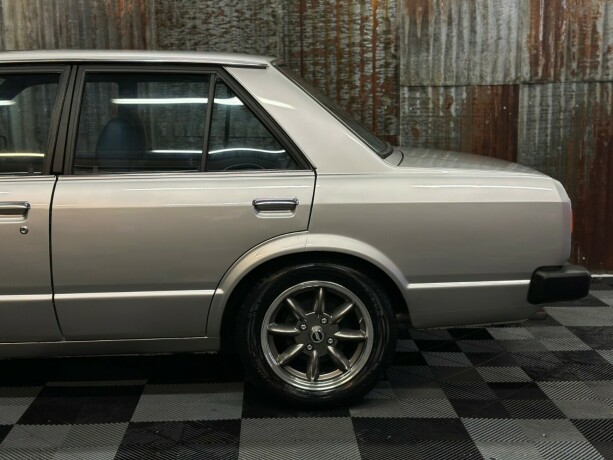 toyota-carina-bensin-1980-big-12