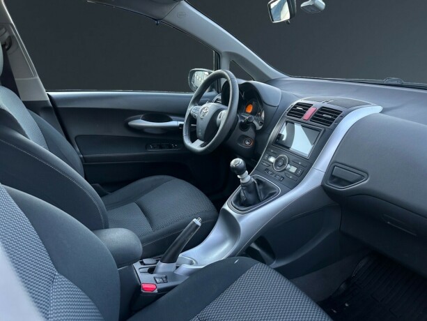 toyota-auris-diesel-2011-big-11