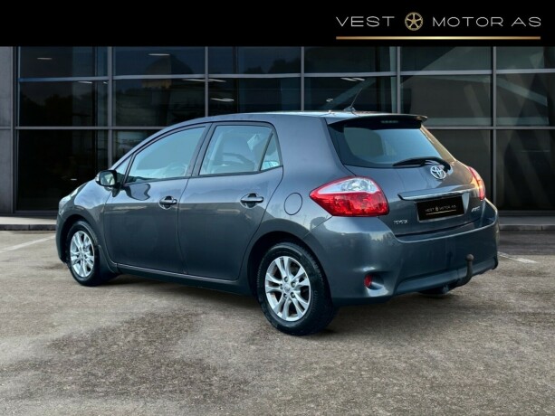 toyota-auris-diesel-2011-big-4