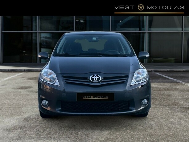 toyota-auris-diesel-2011-big-1