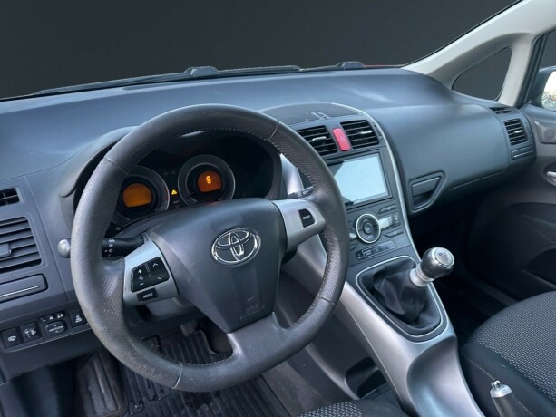 toyota-auris-diesel-2011-big-9