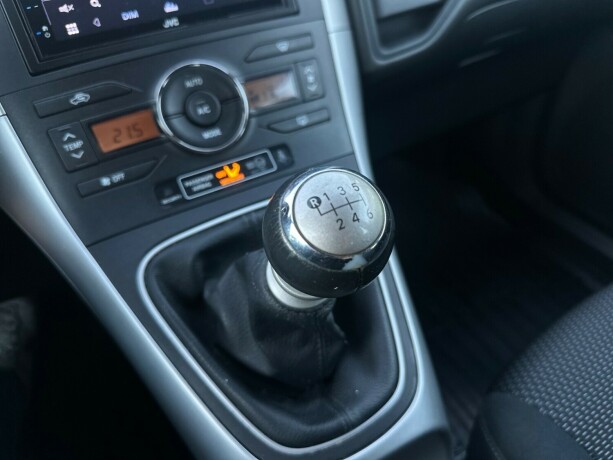 toyota-auris-diesel-2011-big-14