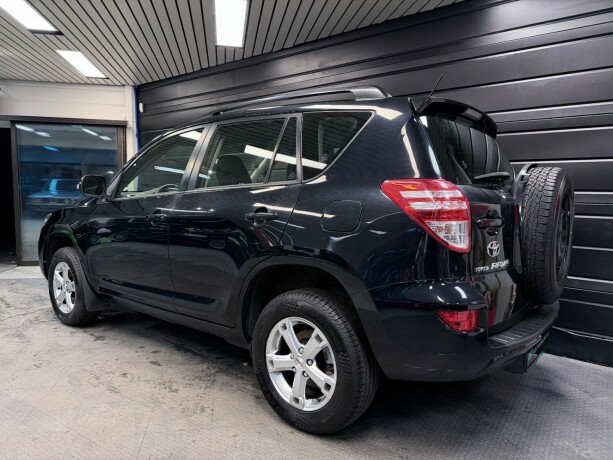 toyota-rav4-bensin-2011-big-5