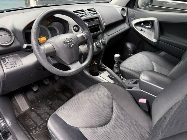 toyota-rav4-bensin-2011-big-11