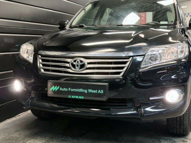 toyota-rav4-bensin-2011-big-3