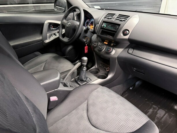 toyota-rav4-bensin-2011-big-14