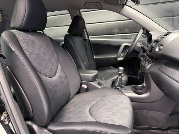 toyota-rav4-bensin-2011-big-15