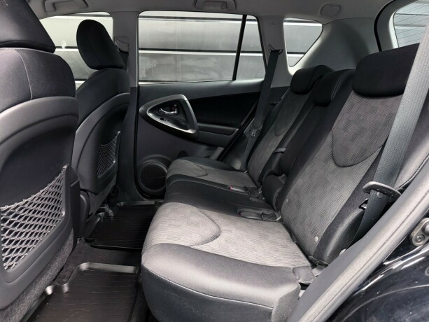 toyota-rav4-bensin-2011-big-16