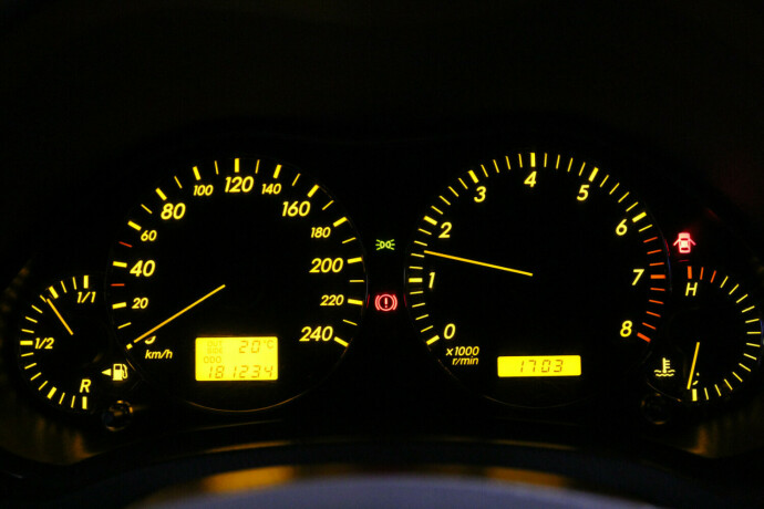 toyota-avensis-bensin-2004-big-11