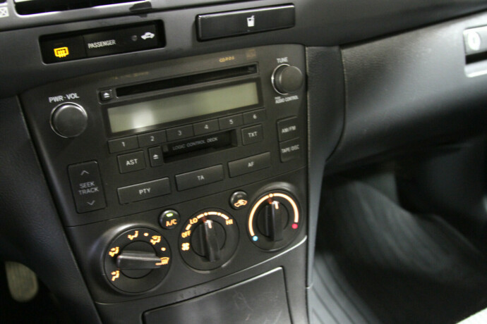 toyota-avensis-bensin-2004-big-8