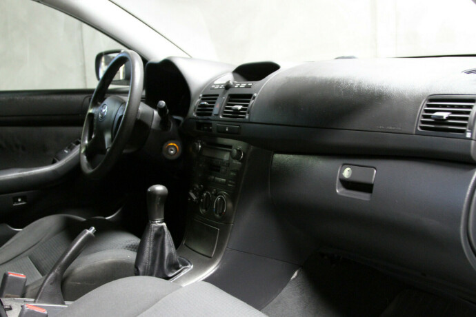 toyota-avensis-bensin-2004-big-6