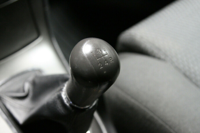 toyota-avensis-bensin-2004-big-9