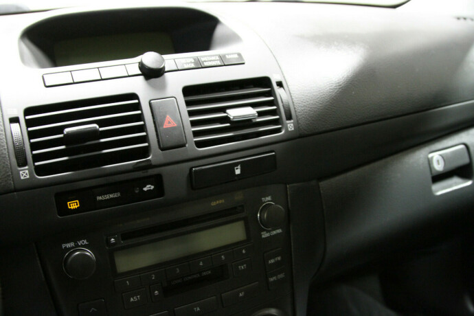 toyota-avensis-bensin-2004-big-7