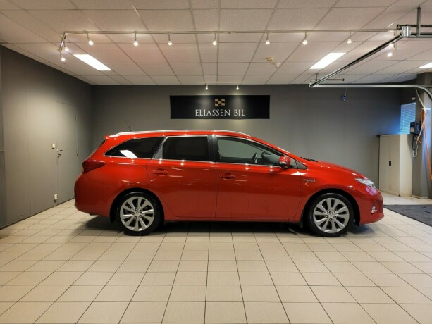 toyota-auris-elektrisitetbensin-2014-big-2