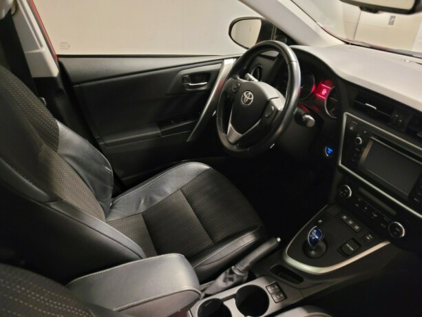 toyota-auris-elektrisitetbensin-2014-big-12