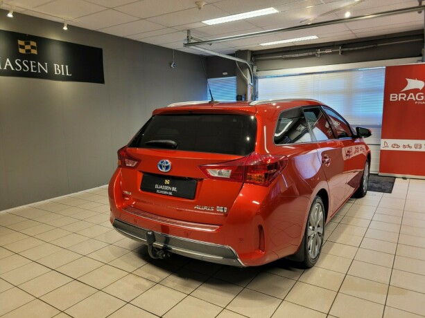 toyota-auris-elektrisitetbensin-2014-big-4