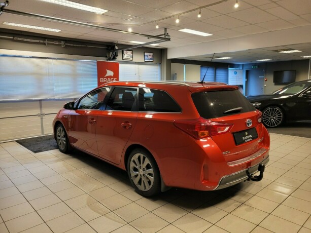 toyota-auris-elektrisitetbensin-2014-big-5