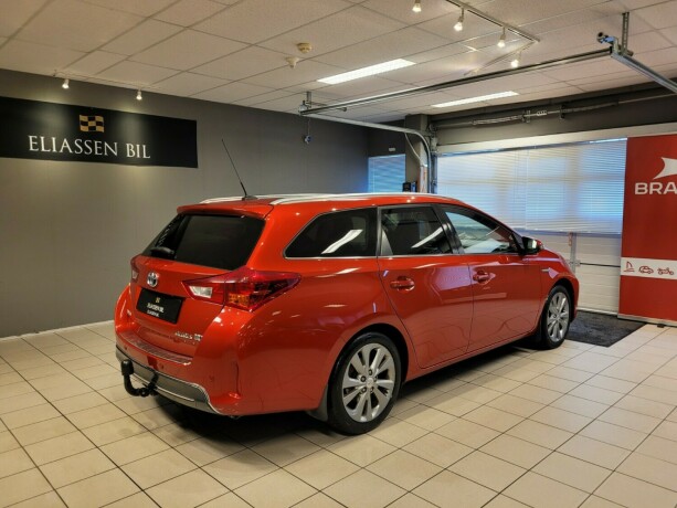 toyota-auris-elektrisitetbensin-2014-big-3