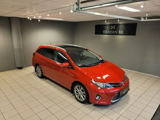 toyota-auris-elektrisitetbensin-2014-big-1