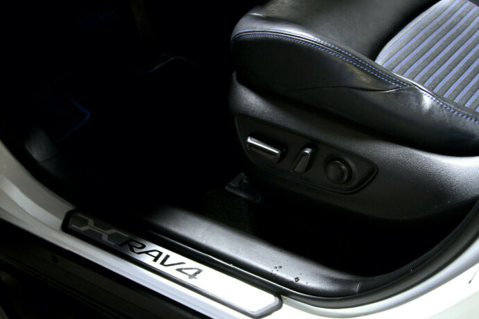 toyota-rav4-elektrisitetbensin-2019-big-16