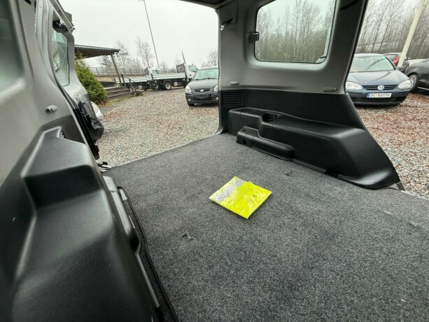 mitsubishi-pajero-bensin-2001-big-33