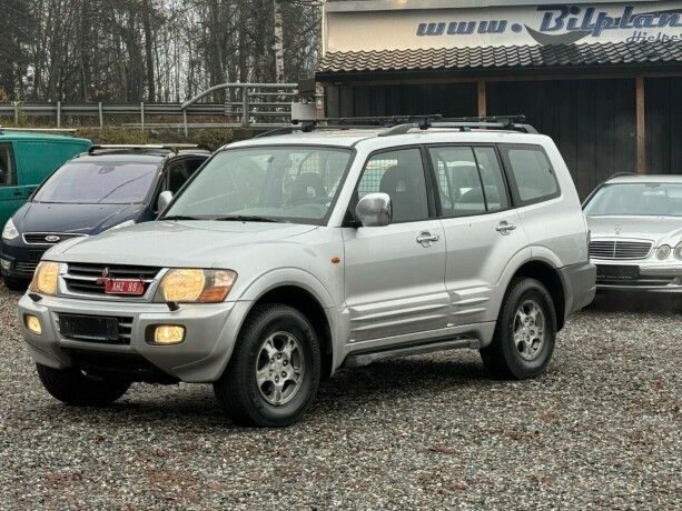 mitsubishi-pajero-bensin-2001-big-3