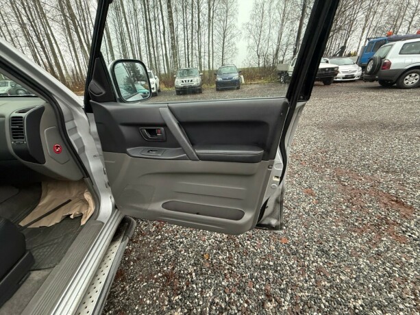 mitsubishi-pajero-bensin-2001-big-38