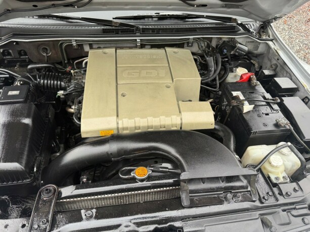 mitsubishi-pajero-bensin-2001-big-37