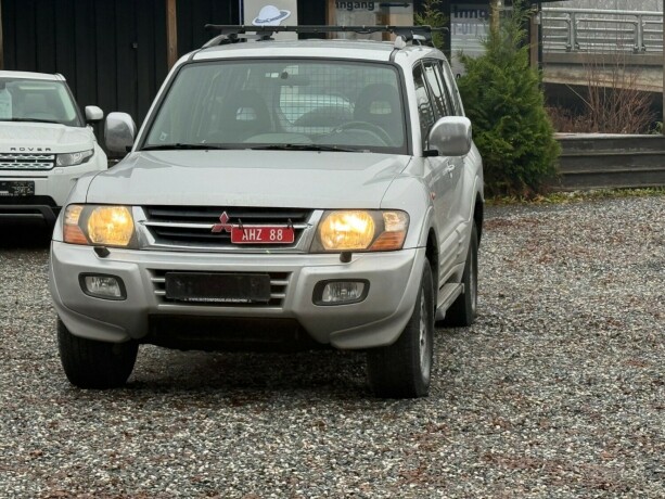 mitsubishi-pajero-bensin-2001-big-1
