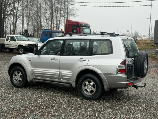 mitsubishi-pajero-bensin-2001-big-5