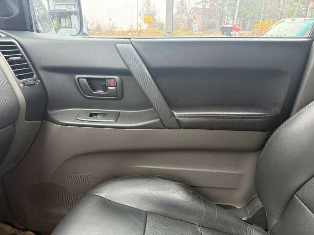 mitsubishi-pajero-bensin-2001-big-17