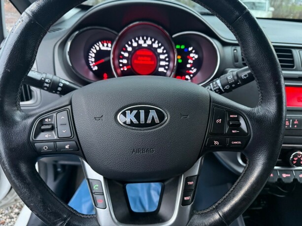 kia-rio-bensin-2013-big-12
