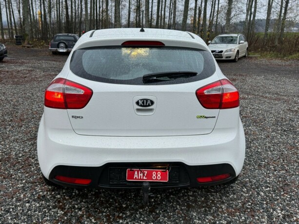kia-rio-bensin-2013-big-7