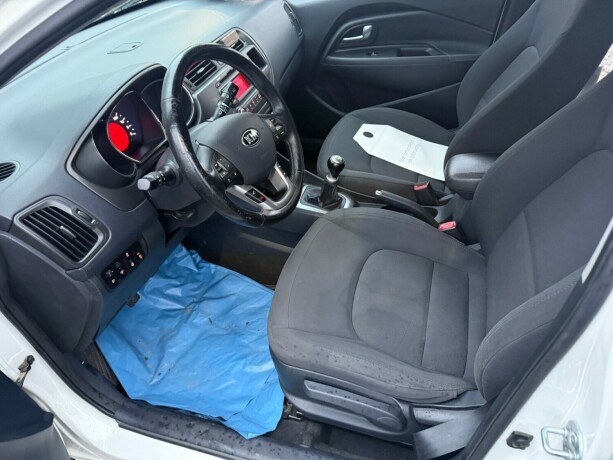 kia-rio-bensin-2013-big-8