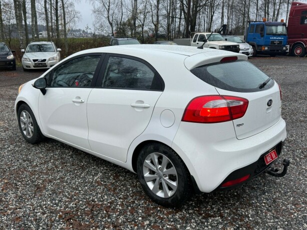 kia-rio-bensin-2013-big-4