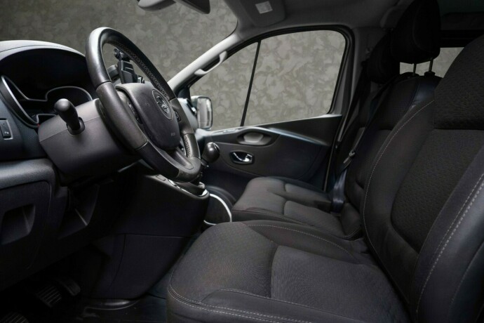 opel-vivaro-diesel-2017-big-23