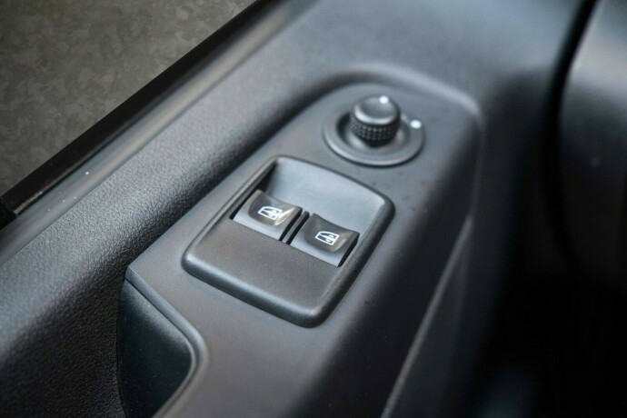 opel-vivaro-diesel-2017-big-22