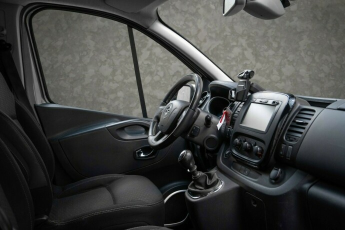 opel-vivaro-diesel-2017-big-30