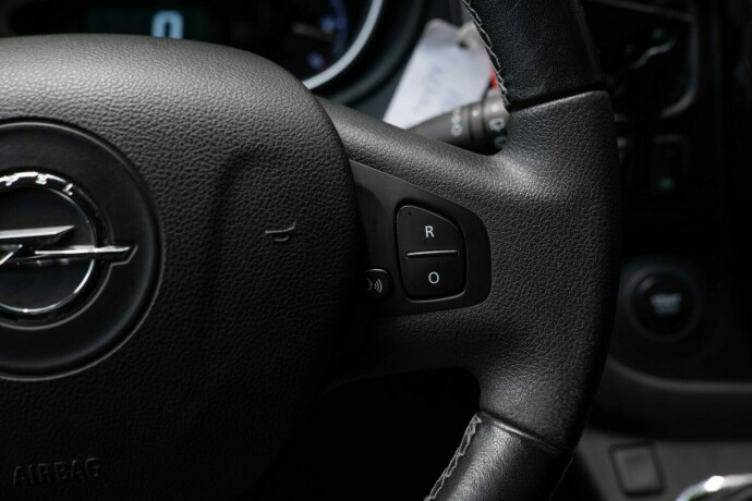 opel-vivaro-diesel-2017-big-15