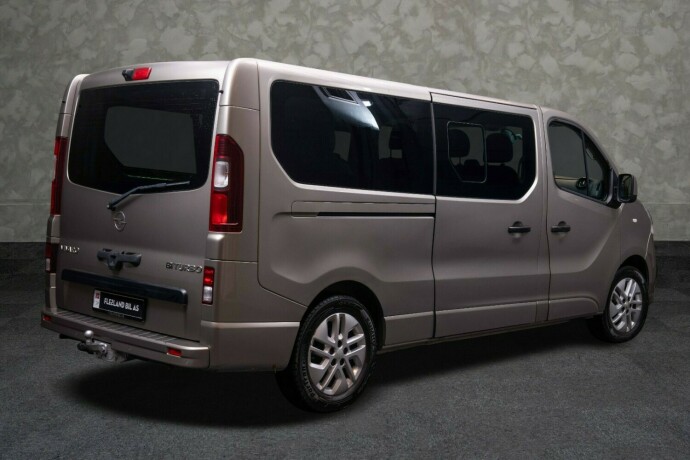 opel-vivaro-diesel-2017-big-7