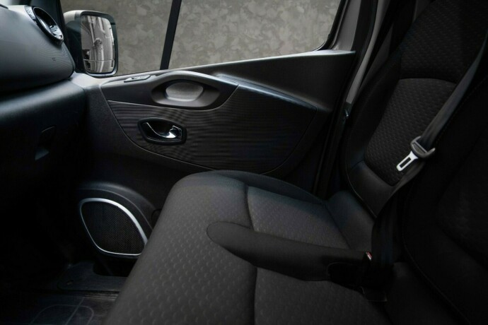 opel-vivaro-diesel-2017-big-17