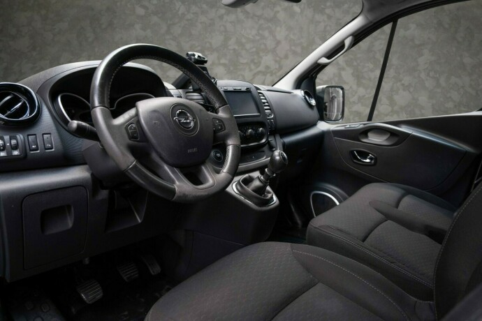 opel-vivaro-diesel-2017-big-24