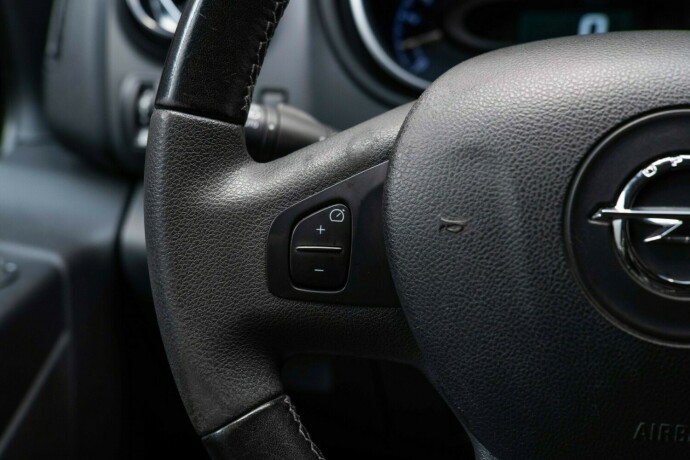 opel-vivaro-diesel-2017-big-14