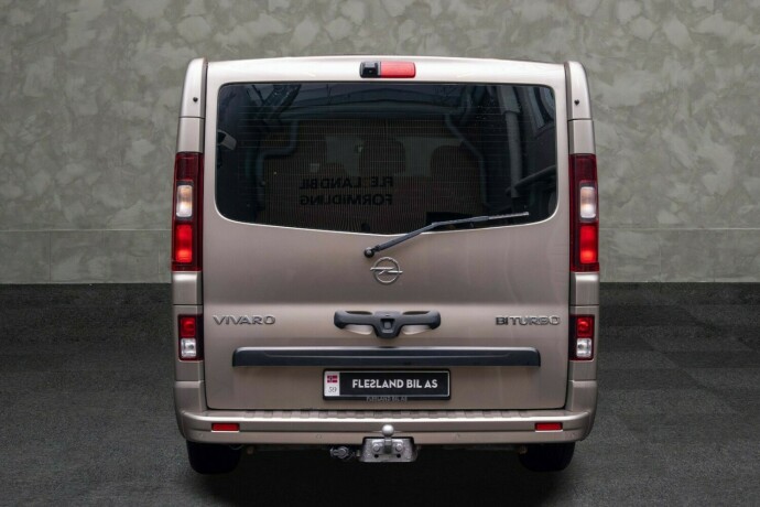 opel-vivaro-diesel-2017-big-11